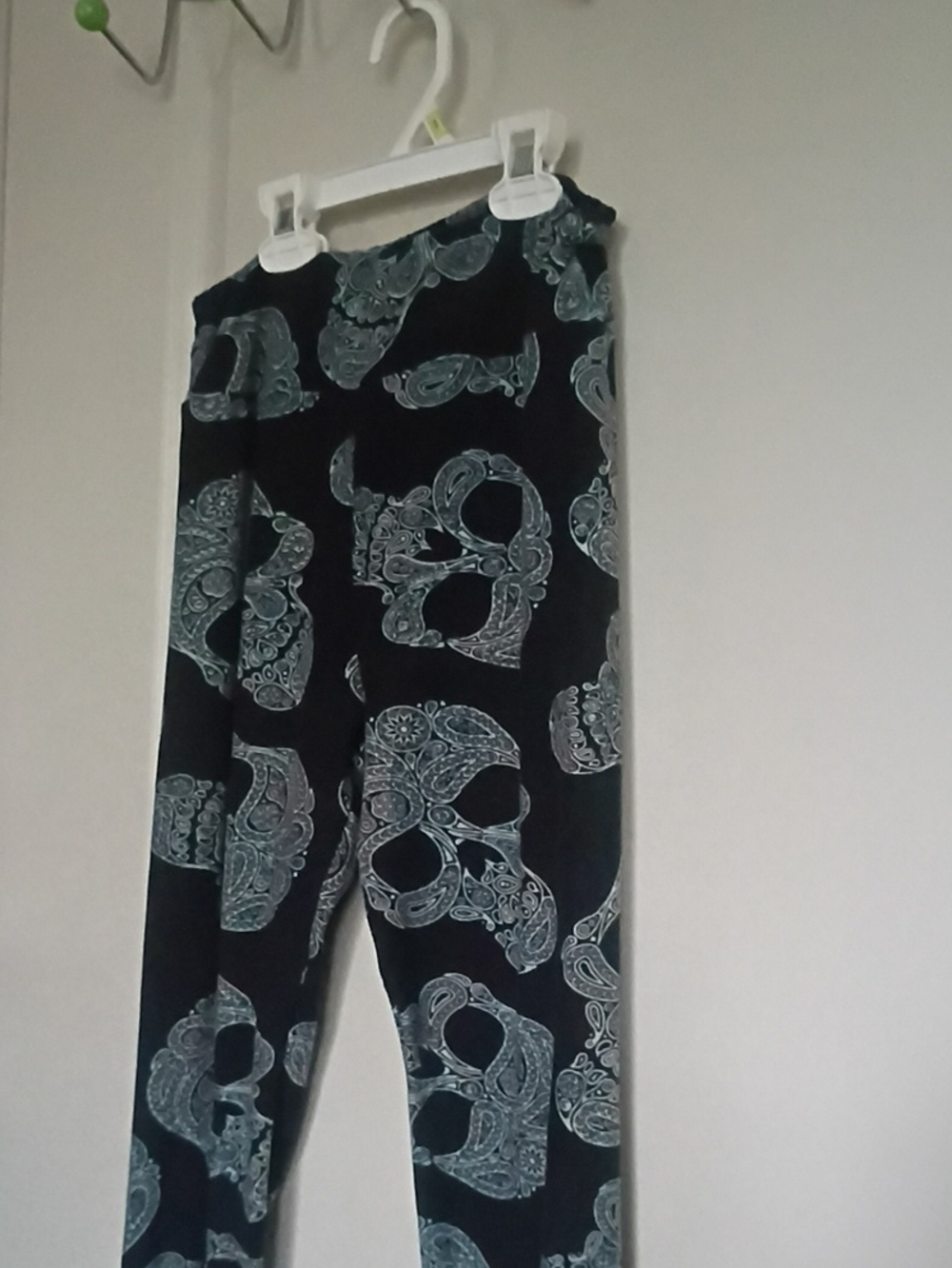 LuLaRoe Black Leggings with Light Gray Skull Print